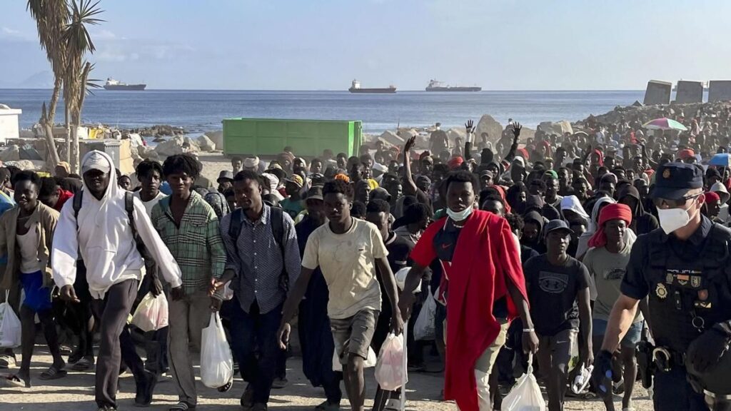 Transcurre sin incidentes el desalojo de miles de migrantes de la playa ceutí de Trampolín