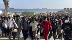 Transcurre sin incidentes el desalojo de miles de migrantes de la playa ceutí de Trampolín