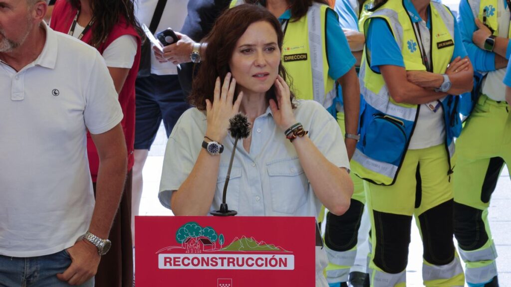 Ayuso dice que se está "dejando la piel" mientras sus "adversarios están de vacaciones"