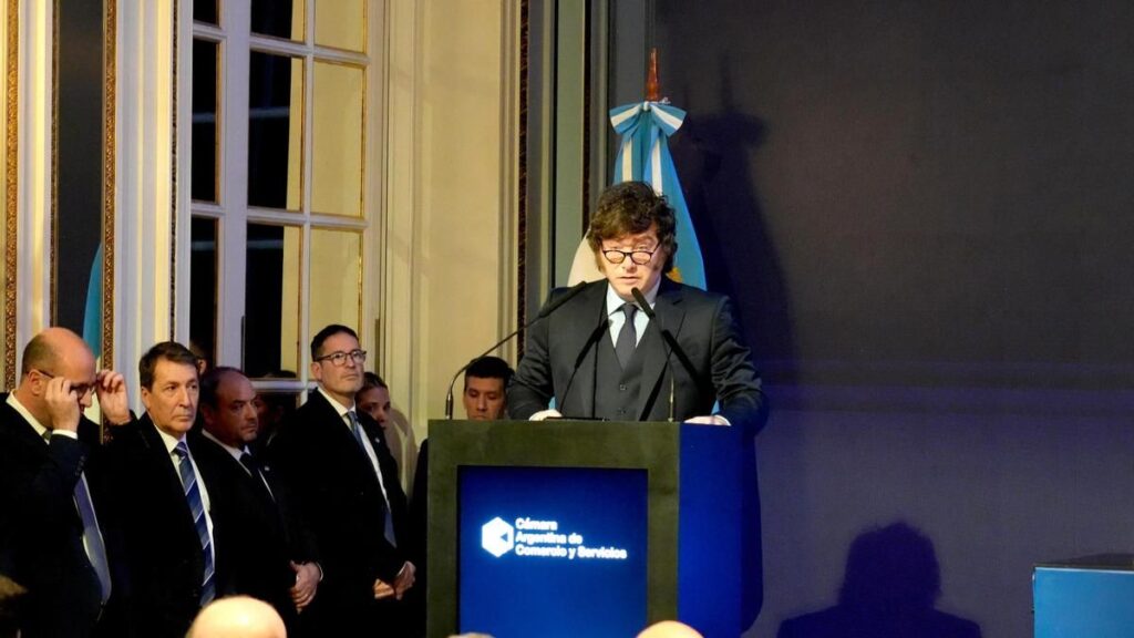 Milei defiende su programa económico con insultos y burlas a opositores y críticos