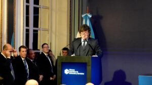 Milei defiende su programa económico con insultos y burlas a opositores y críticos