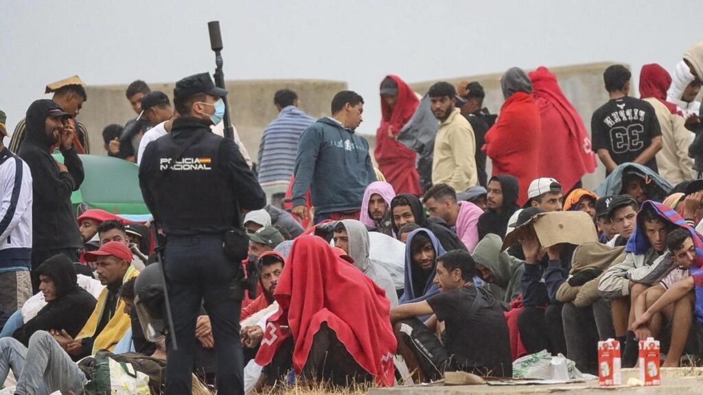 Vuelven a desalojar a más de mil migrantes de la playa de El Trampolín en Ceuta