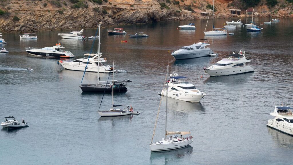 La temporada estival aumenta los barcos fondeados en la costa de Ibiza