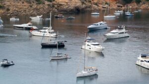 La temporada estival aumenta los barcos fondeados en la costa de Ibiza