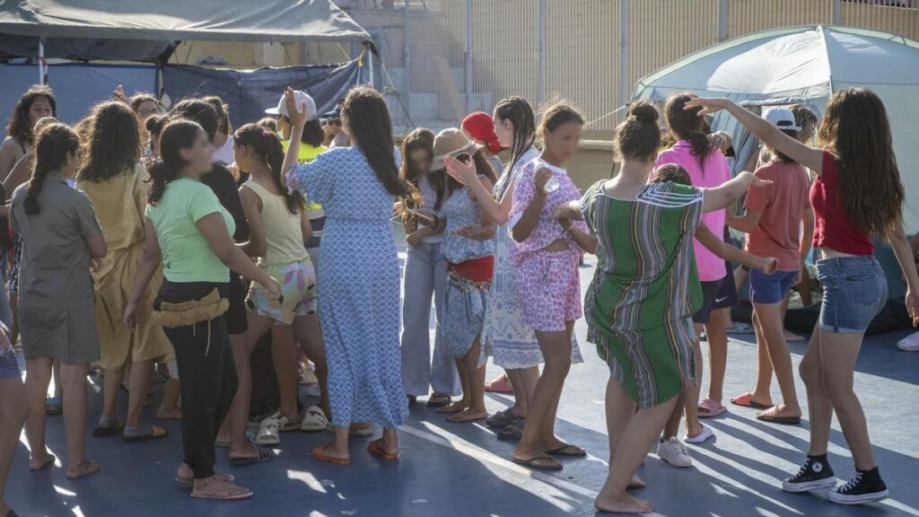 Varias jóvenes en un polideportivo de El Príncipe, a 20 de agosto de 2026, en Ceuta (España).