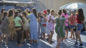 Varias jóvenes en un polideportivo de El Príncipe, a 20 de agosto de 2026, en Ceuta (España).
