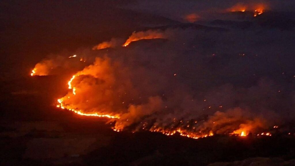 El incendio de Riglos (Huesca) afecta ya a 8.000 hectáreas con 12 poblaciones evacuadas