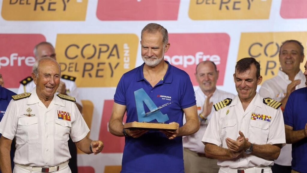 El Rey Felipe VI hace entrega de los premios a los campeones de la "44ª Copa del Rey de Vela"