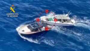 Sucesos.- Un hombre roba un barco en el puerto de Sóller y en su huída embiste a la lancha de la Guardia Civil