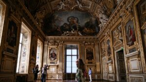El Louvre reabre la galería donde robaron joyas: "visitarla ahora es aún más interesante"