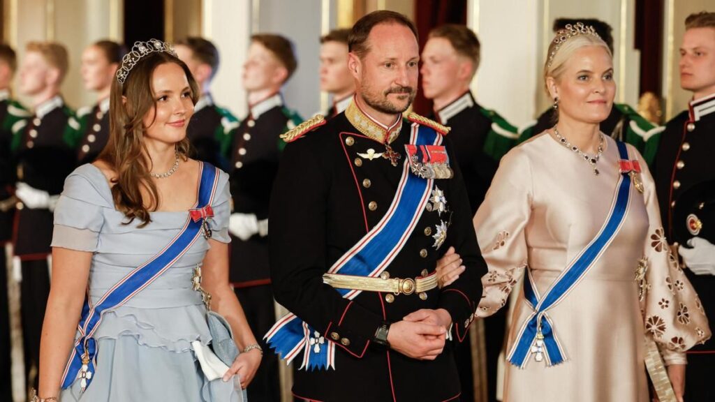 Los príncipes Haakon y Mette-Marit de Noruega celebran sus bodas de plata en privado