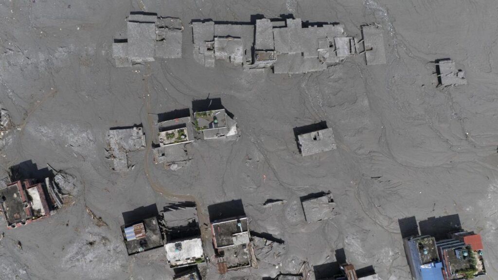 La búsqueda de desaparecidos se ve amenazada por nuevos desbordes en Nepal y el Tibet
