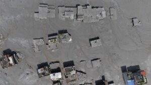 La búsqueda de desaparecidos se ve amenazada por nuevos desbordes en Nepal y el Tibet