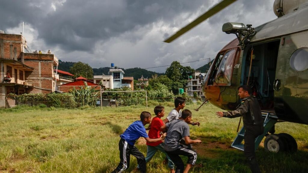El temor a una nueva riada en Nepal desata el éxodo y complica las labores de rescate