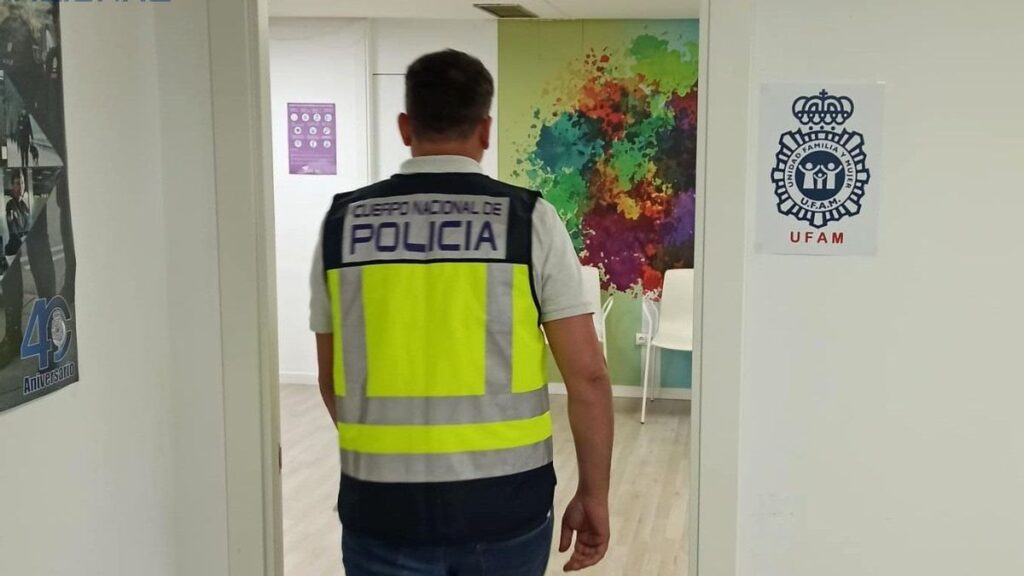 Un agente de la Unidad de Familia y Mujer (UFAM) de la Policía Nacional en dependencias policiales.