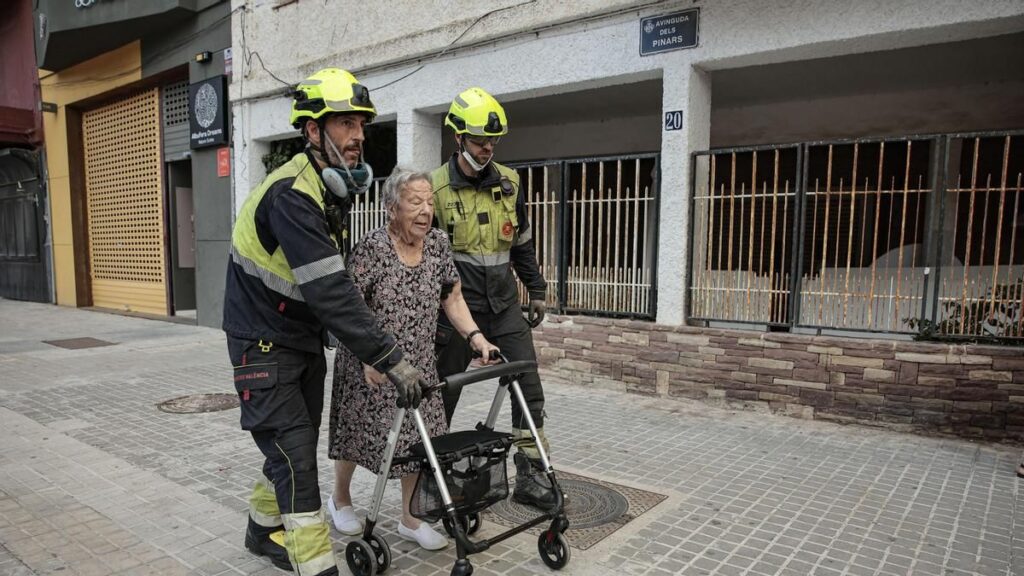 Evacúan el pueblo y los cámpins de El Saler (València) ante el avance del incendio