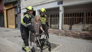 Evacúan el pueblo y los cámpins de El Saler (València) ante el avance del incendio
