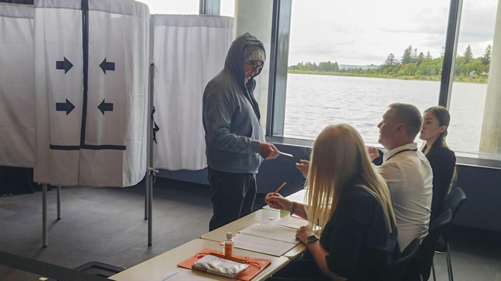 Islandia vota dividida en una consulta sobre retomar las negociaciones para entrar a la UE