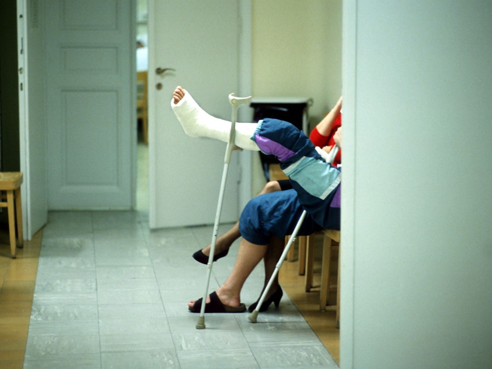 Patienten mit Beingips in einem Wartezimmer im Spital - ambulant patients in hospital