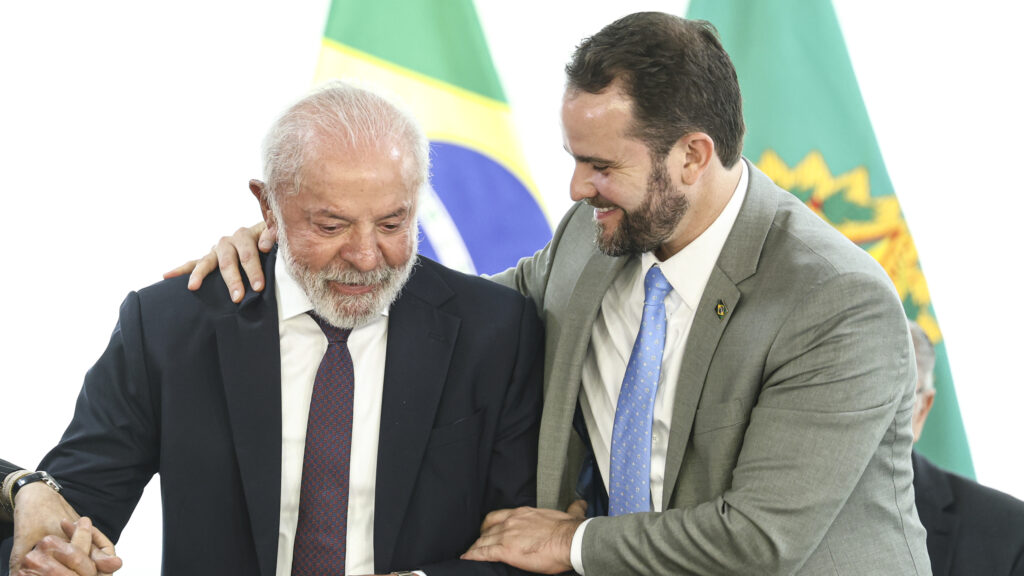 Brasília (DF), 07/01/2026 -  O presidente Luiz Inácio Lula da Silva e o ministro da Fazenda interino, Dario Durigan, durante cerimônia para anúncio da Rede Nacional de Hospitais e Serviços Inteligentes do SUS e assinatura de contrato de empréstimo c