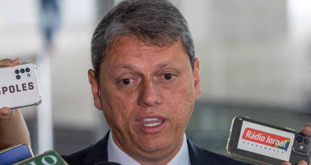 Brasília (DF) 09/03/2023 O governador de São Paulo, Tarcísio de Freitas, fala com a imprensa após reunião no Palácio do Planalto