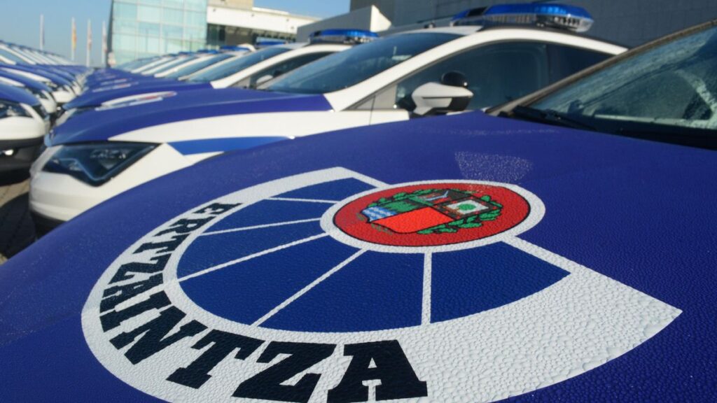 Archivo - Coches patrulla de la Ertzaintza