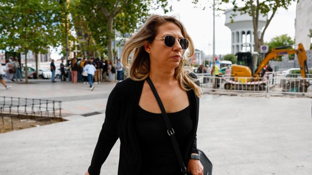 Cristina Álvarez, la asesora de Begoña Gómez, entrega su pasaporte en el juzgado