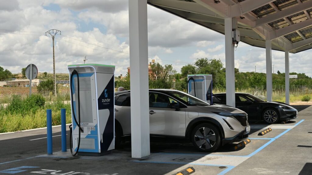 La CNMC pide menos carga burocrática y más infraestructura de recarga para el coche eléctrico