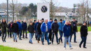 Volkswagen recortará más de 35.000 empleos en Alemania hasta 2030