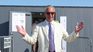 R.Unido.- El ultranacionalista Nigel Farage regresa al Parlamento tras ganar las elecciones locales en Clacton