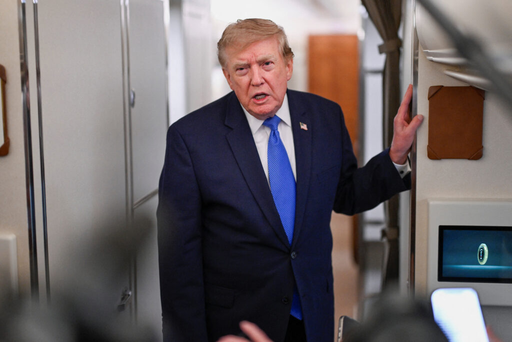 Presidente dos EUA, Donald Trump, fala com a imprensa a bordo do avião presidencial Força Aérea Um