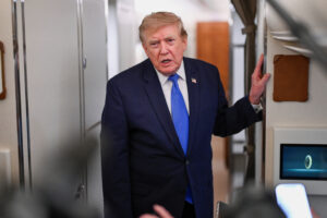 Presidente dos EUA, Donald Trump, fala com a imprensa a bordo do avião presidencial Força Aérea Um