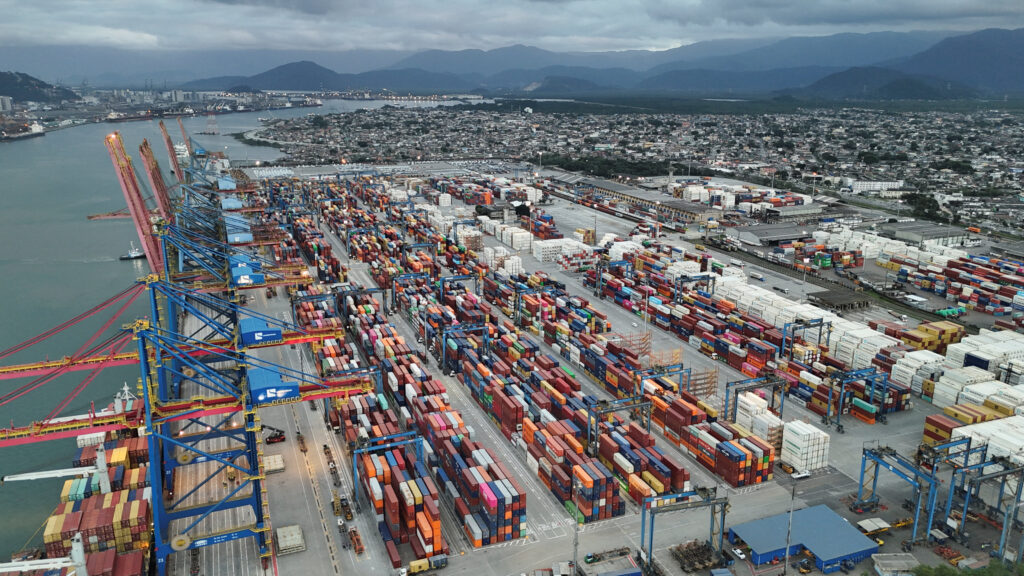 Imagem de drone mostra o Porto de Santos (SP)