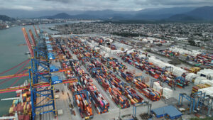 Imagem de drone mostra o Porto de Santos (SP)