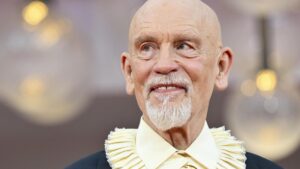 John Malkovich, aclamado en la Mostra por su comedia negra chilena 'Wild Horse Nine'