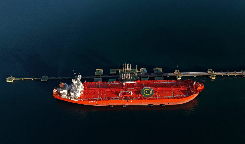 Imagem captada por drone mostra um petroleiro no terminal de distribuição da Petrobras em São Sebastião