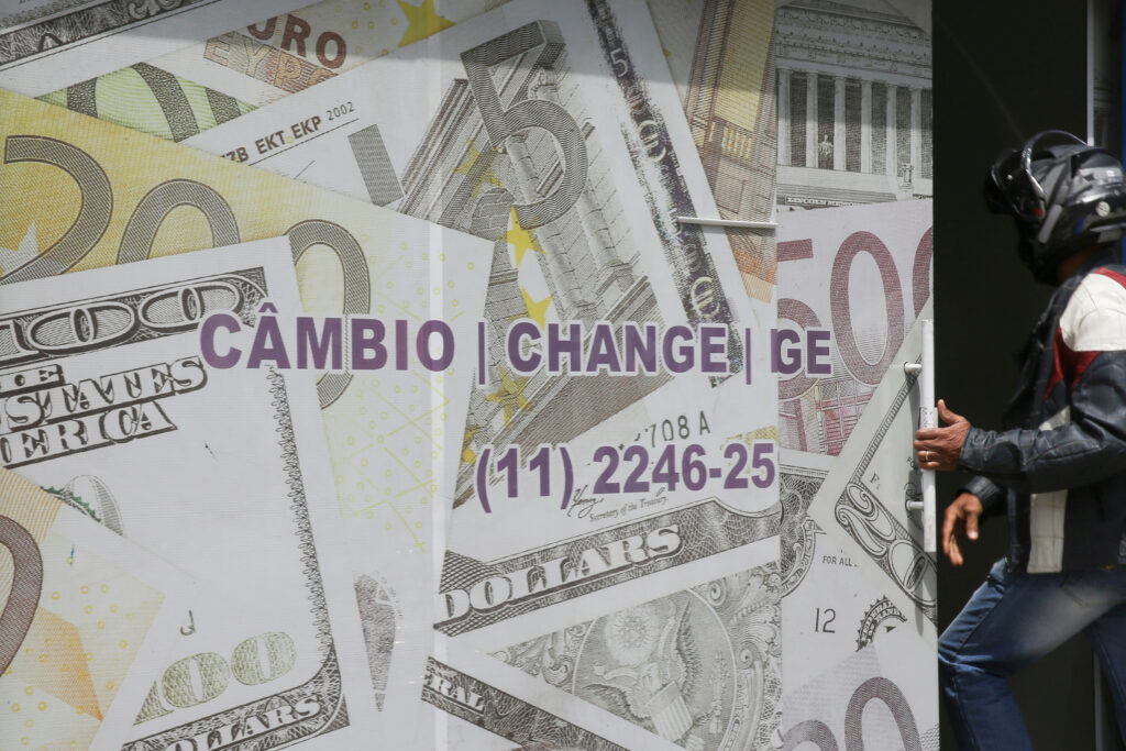 Casa de câmbio decorada com imagens de notas de dólar e de euro, em São Paulo