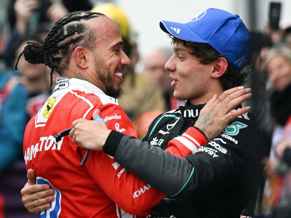Lewis Hamilton (l) und Kimi Antonelli