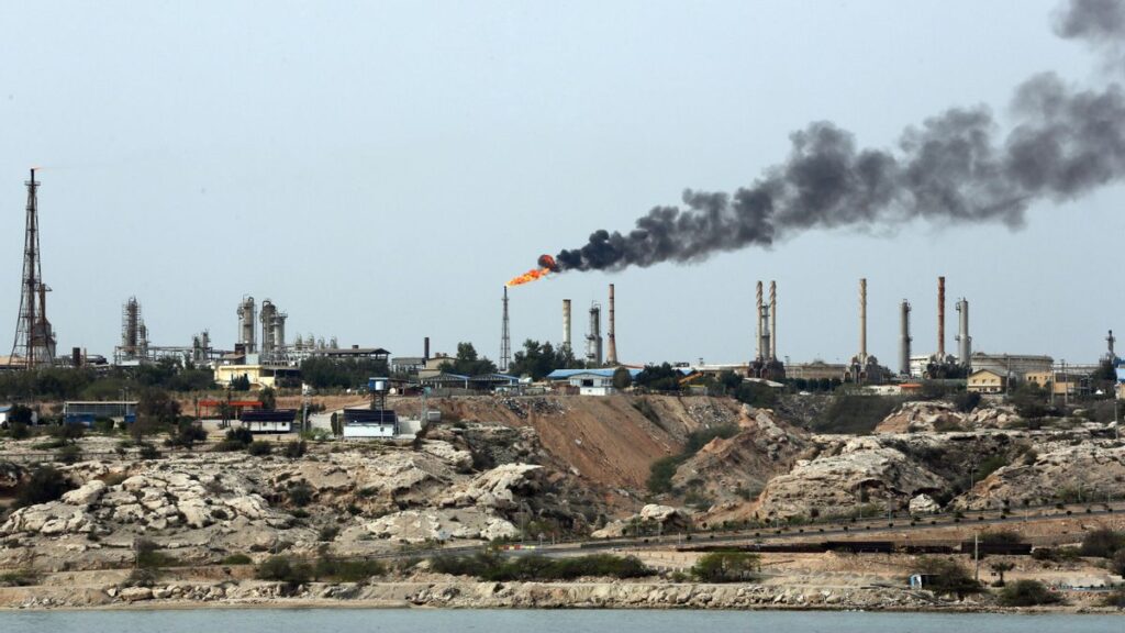 Ejército iraní amenaza con destruir infraestructura energética de EEUU tras ataque a isla