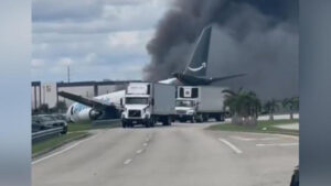 Un avión de carga de Amazon se estrella en el aeropuerto de Miami