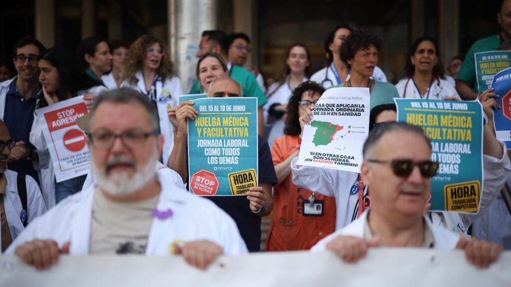 Médicos y facultativos se concentran frente al Hospital Ramón y Cajal