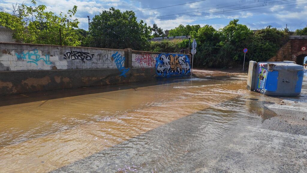 Fuertes lluvias en Tarragona cortan carreteras y líneas de Rodalies por inundaciones
