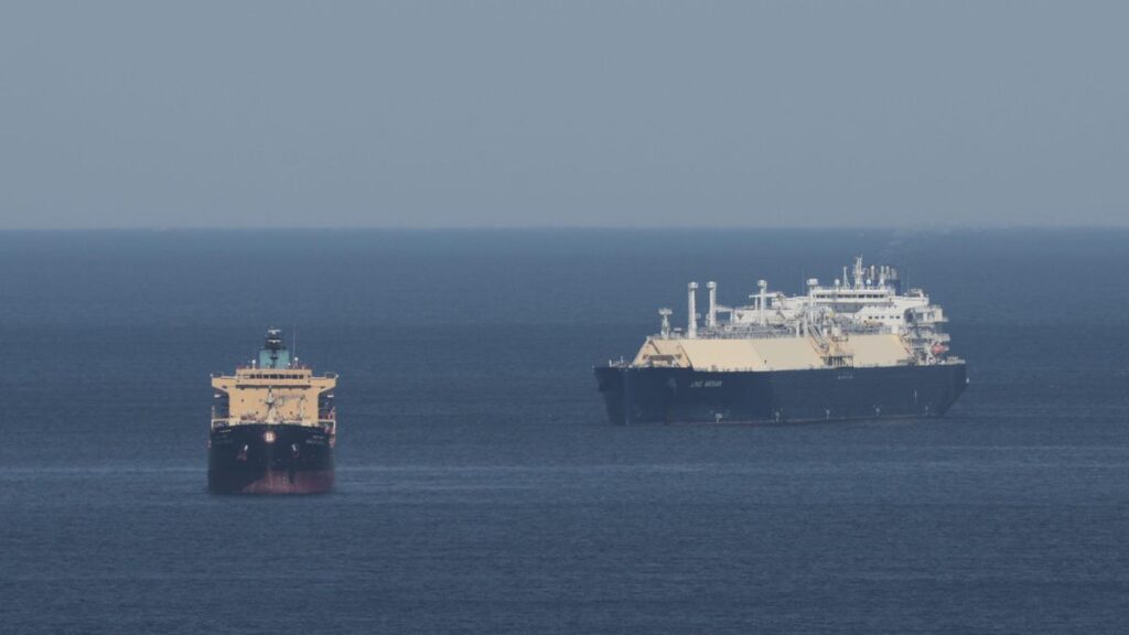 Las reservas de petróleo evitan un repunte del crudo tras seis meses de crisis en Ormuz