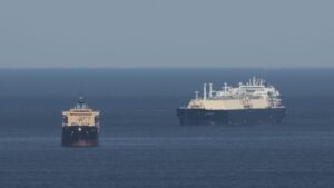 Las reservas de petróleo evitan un repunte del crudo tras seis meses de crisis en Ormuz
