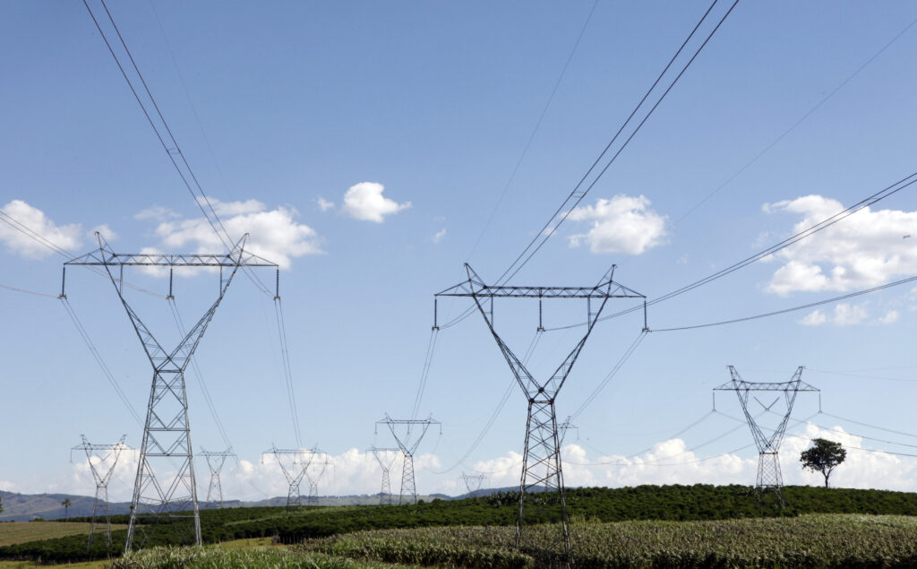 Linhas de transmissão de energia em fazenda de café em Santo Antônio do Jardim