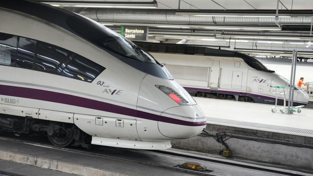 Un tren de alta velocidad parado en estación de Sagrera (Barcelona) por falta de tensión