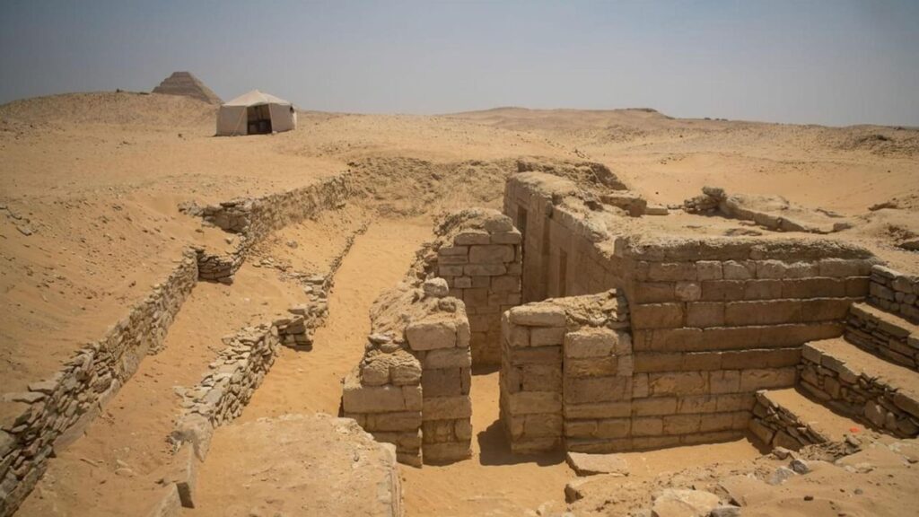 Una misión arqueológica española revela una "curiosa y preciosa" tumba de la V dinastía faraónica